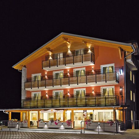 Hotel Gran Vacanze Rooms & Apartments Dimaro Exteriör bild